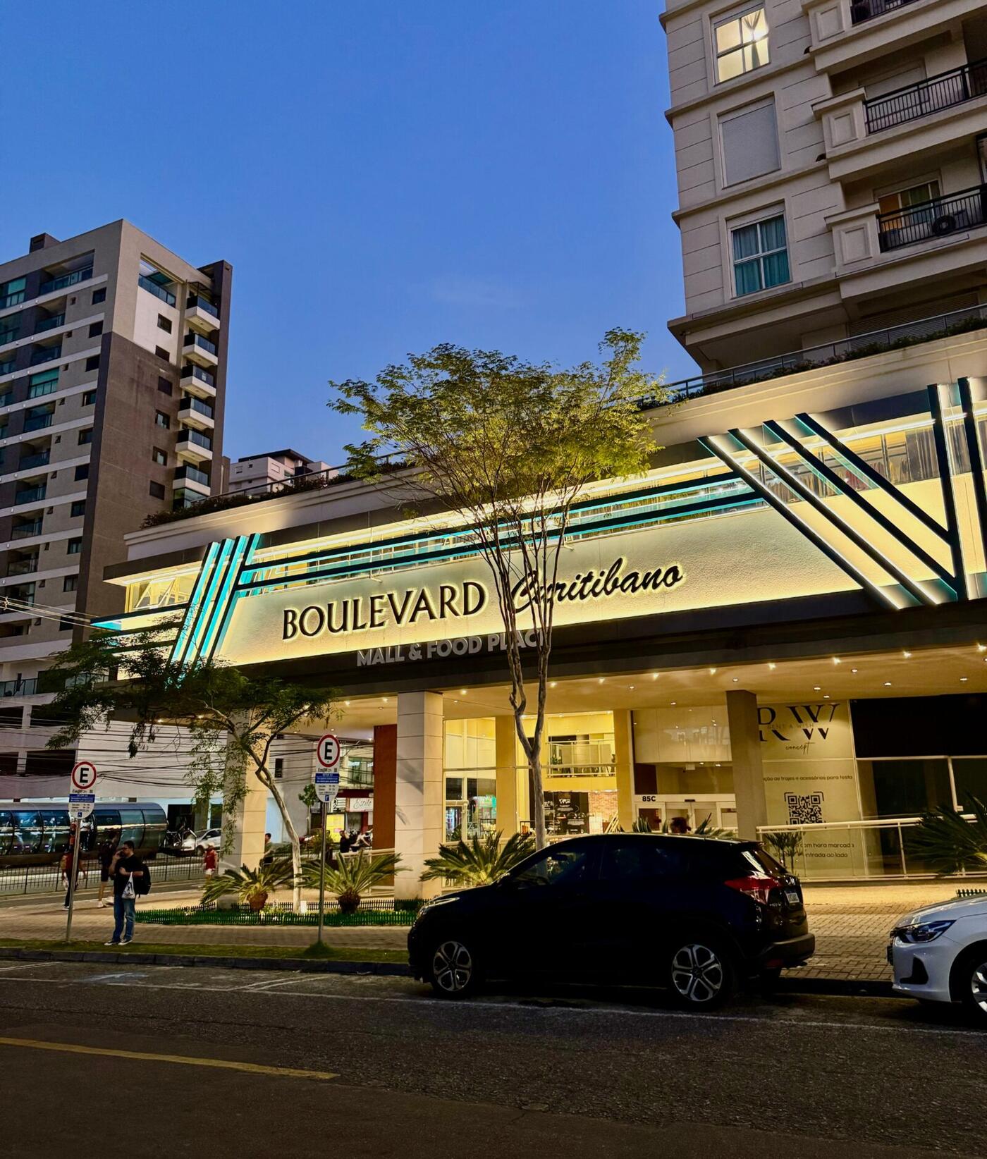 Fachada do Boulevard Curitibano durante o dia