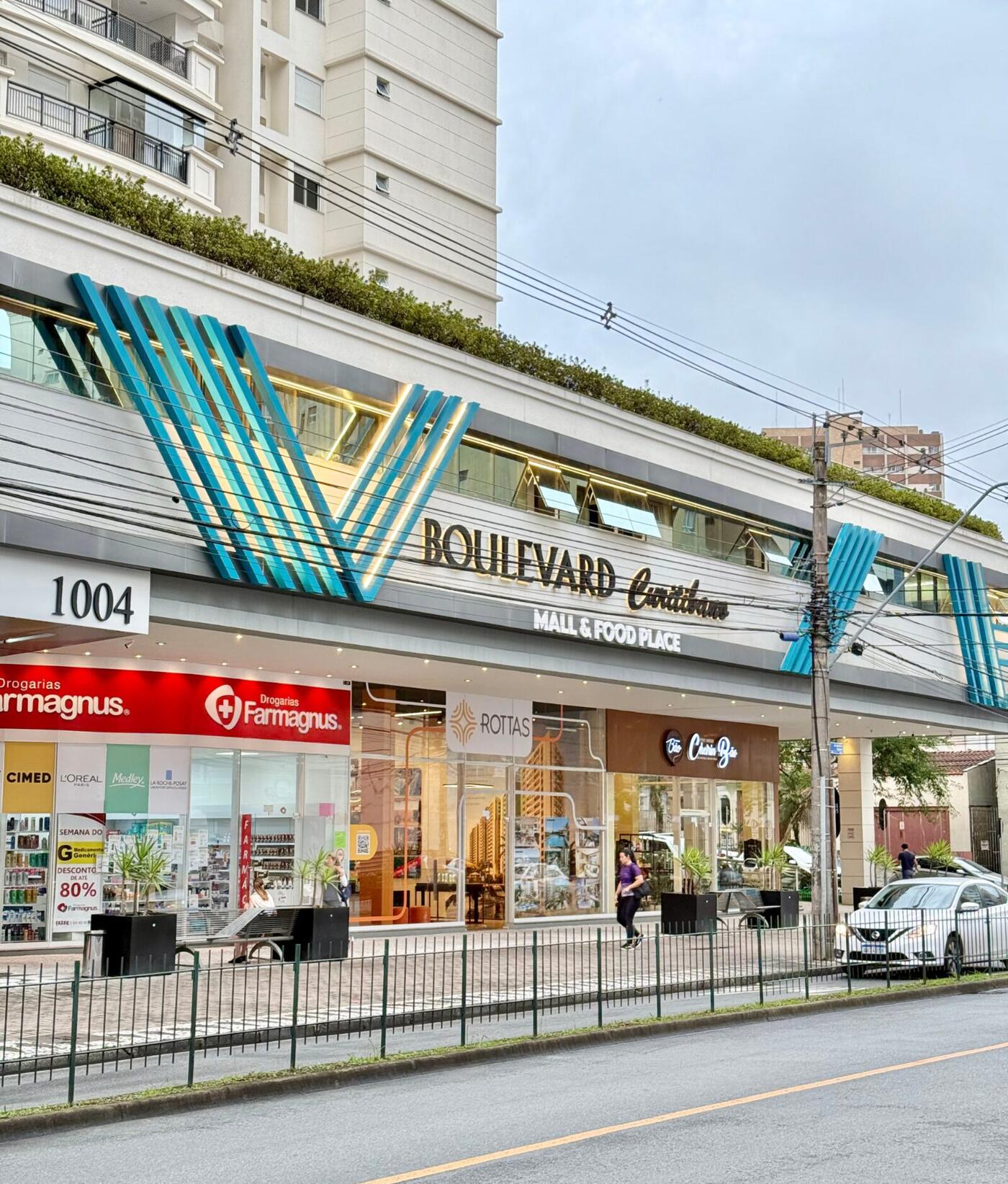 Fachada do Boulevard Curitibano com lojas abertas