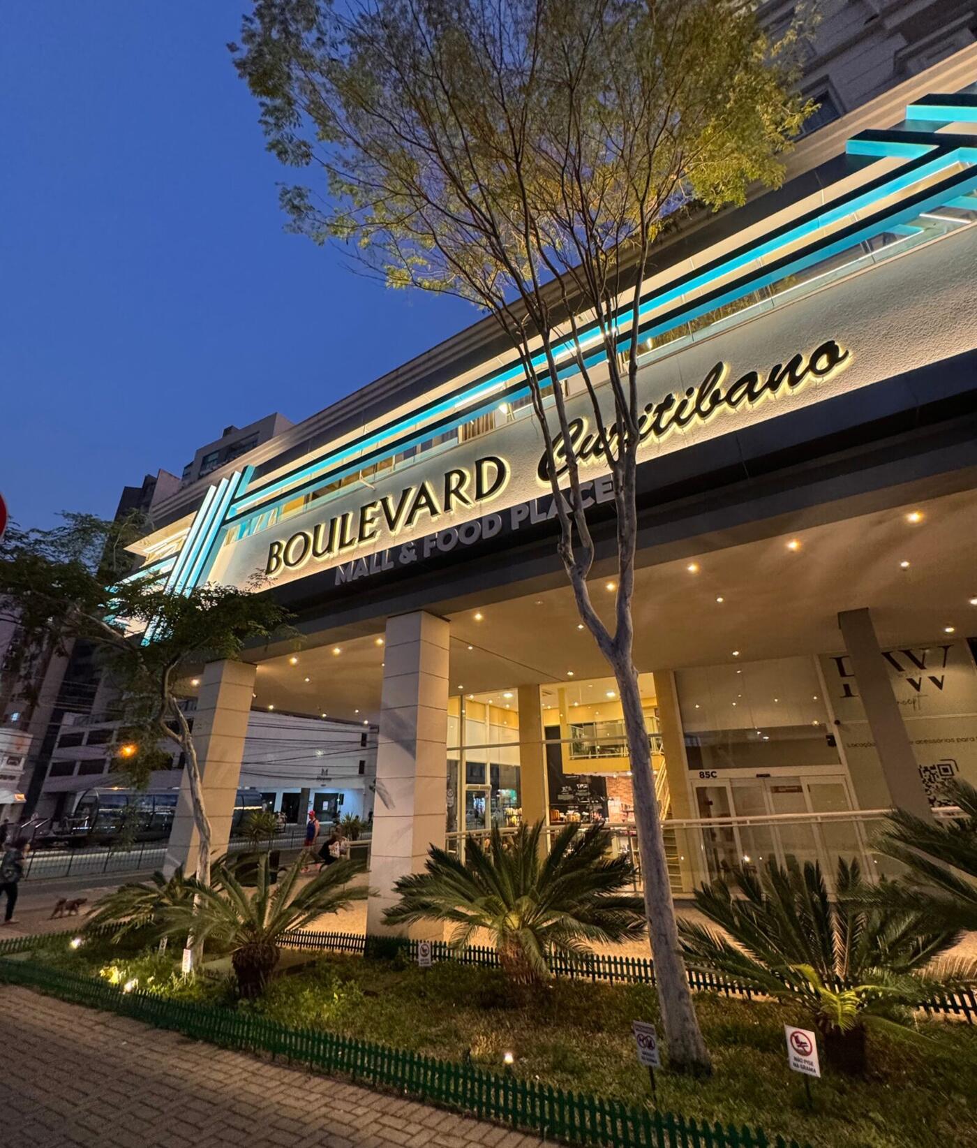 Entrada iluminada do Boulevard Curitibano