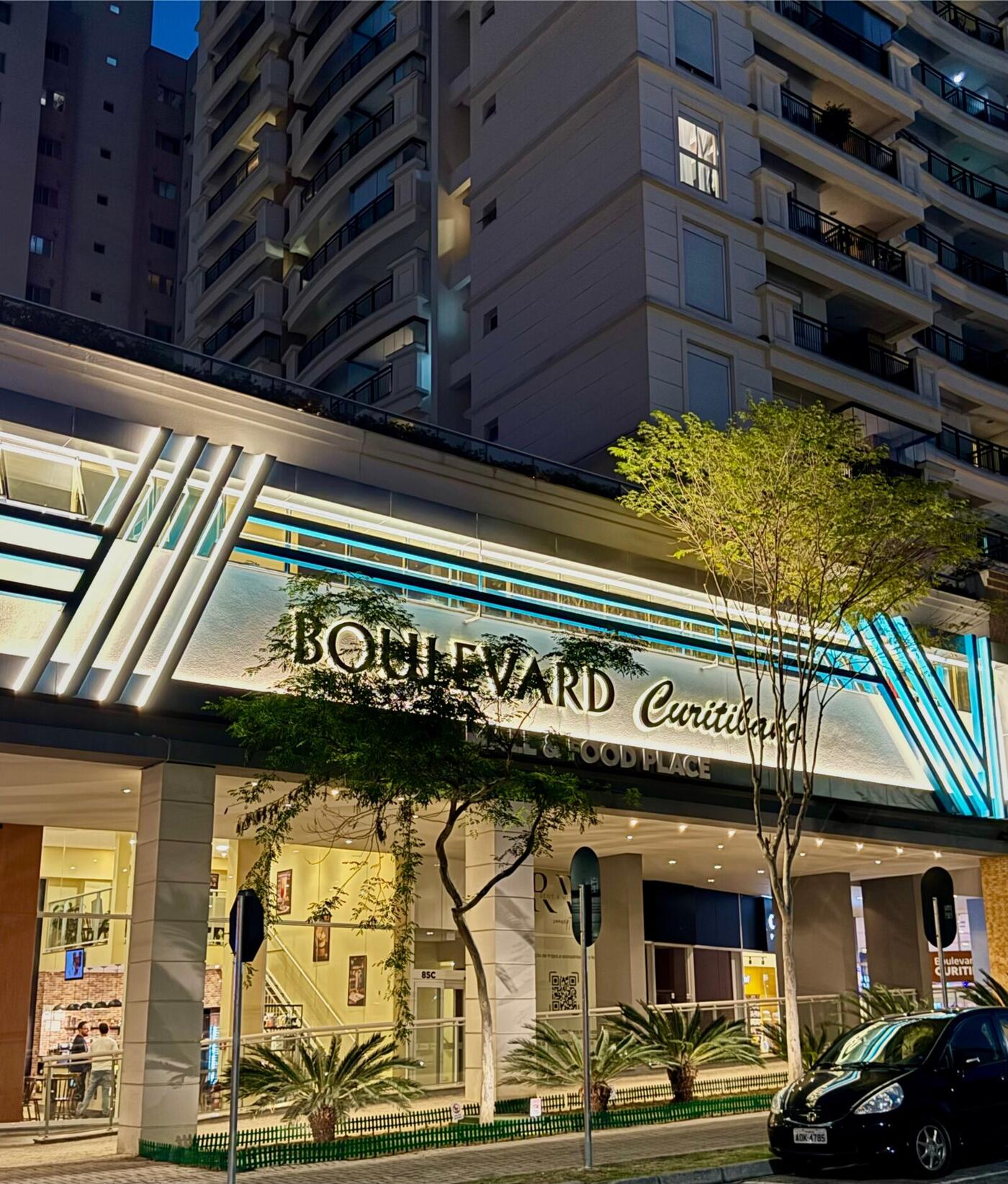 Fachada do Boulevard Curitibano à noite